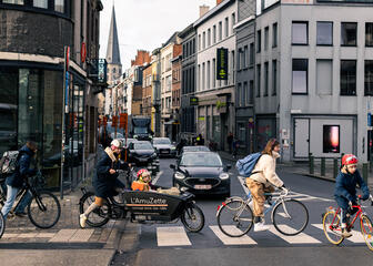 Mehrere Radfahrer überqueren die Straße in Oude Beestenmarkt in Gent