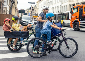 Vater zyklen mit Longtail-Fahrrad mit seiner Familie durch die Straßen von Gent