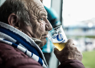 Mann trinkt Bier während des Fußballspiels in der Ghelamco Arena