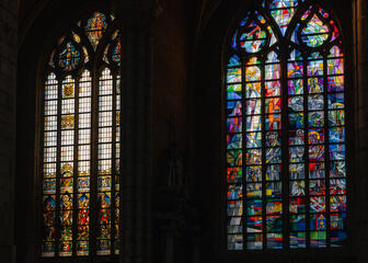 Kleurrijke glasramen van de Sint-Baafskathedraal in Gent