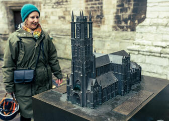 Maaike Blancke explains about St Bavo's Cathedral using the model