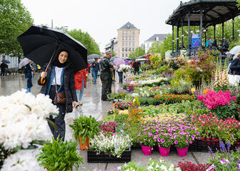 Fatina poses next to flowers on the Kouter in Ghent