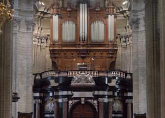 zicht op een doksaal met een orgel erboven