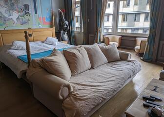 Schlafzimmer mit Doppelbett und Sofa