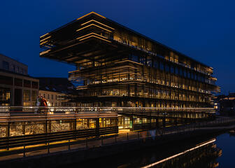 El edificio de la biblioteca iluminada 'de krook' en la noche de caída