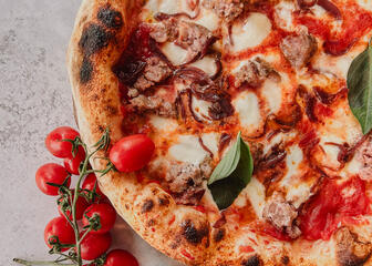 pizza sur fond blanc avec champignons et tomates