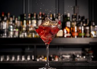 De bar met een cocktail