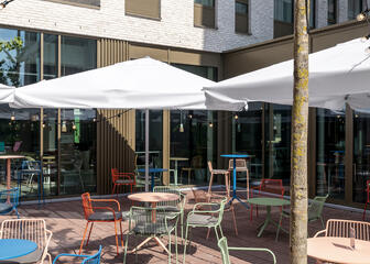 terrasse avec chaises et parasols colorés