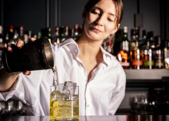 De barkeeper maakt een cocktail
