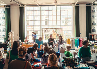 Verschillende personen nemen deel aan textielworkshops in het Industriemuseum tijdens Fair Fashion Fest