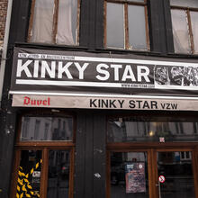 Façade van de bar Kinky Star in zwart-witte letters.