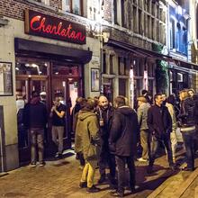 Sfeerbeeld nachtleven Gent. Voorgevel Charlatan met een 30-tal mensen voor de deur. 