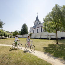 twee fietsers langs de Leieroute