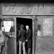 Zwart wit foto van Decadance club in de Overpoortstraat