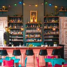 Cocktailbar waar je gezellig kan zitten en genieten van een drankje, informatie kan winnen over cocktails, Tequila en Mezcal. 