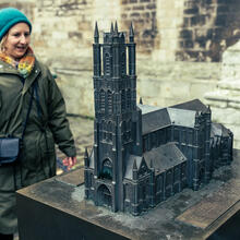 Maaike Blancke erklärt anhand des Modells die St.-Bavo-Kathedrale