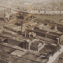 Schwarz-Weiß-Foto verschiedener Fabrikgebäude in Gent