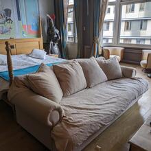 Habitación con cama doble y sofá