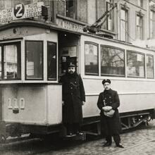 Un conductor y un receptor posan delante de su vehículo de dos ejes en la línea 2 (Muide, Zuid, Ledeberg), 1913. Fotógrafo desconocido.