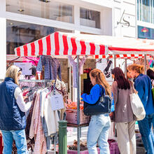 Shoppers zoeken leuke spullen uit tijdens Braderie Publique in Gent