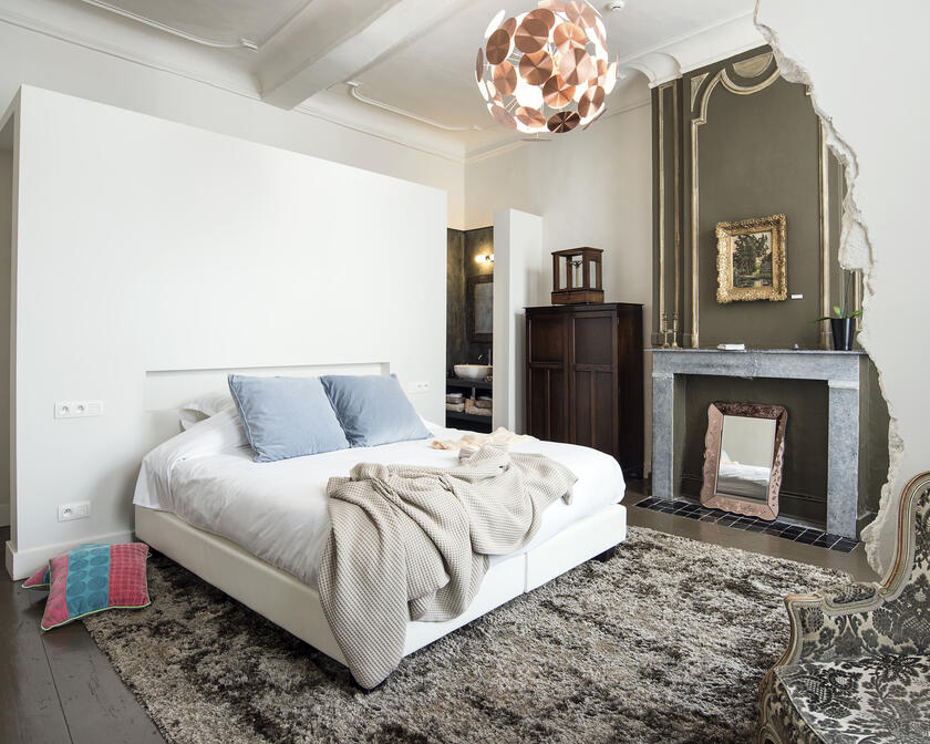 Stemmige slaapkamer met beige en koperen tinten, zacht tapijt op de vloer.
