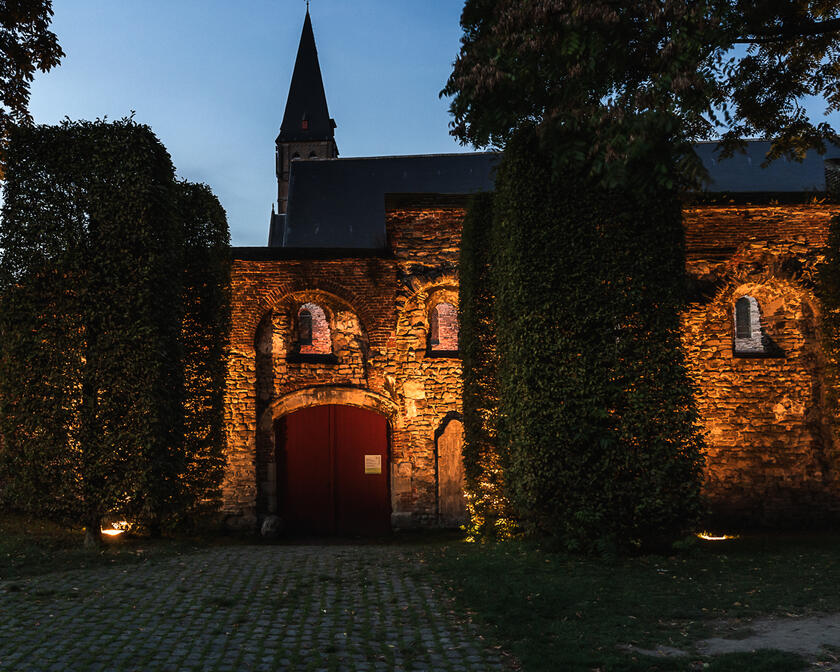 Mooi verlichte ruïne van de Sint-Baafsabdij in Gent bij valavond