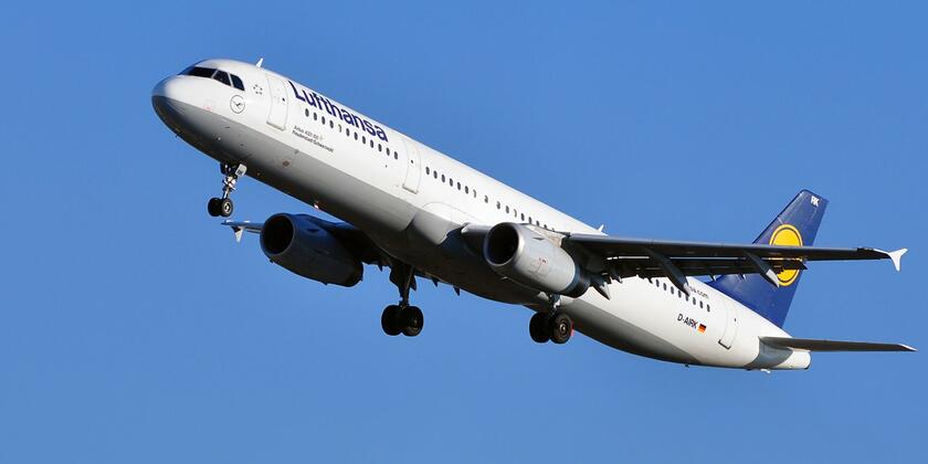 Avión de Lufthansa despegando, cielo azul