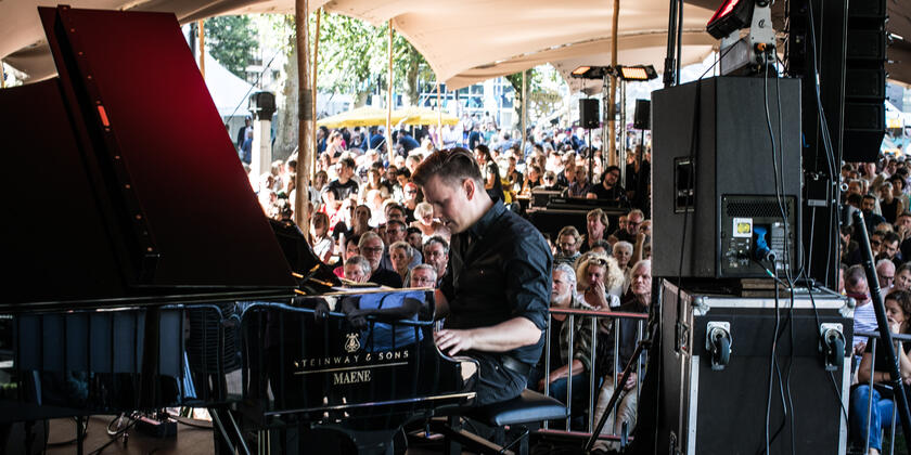 Klavierspieler auf der Bühne bei Jazz im Park in Gent