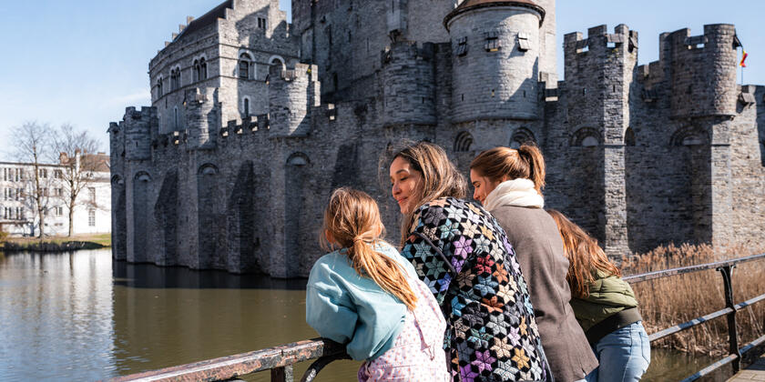 Tiany Kiriloff und ihre Töchter blicken von einer Brücke in Gent auf das Schloss der Grafen