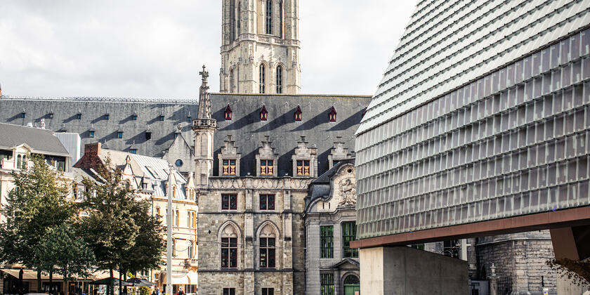 Achitecture moderne du Stadshal en plus de l'architecture historique des Lakenhalle et de la Cathédrale Saint-Bavon