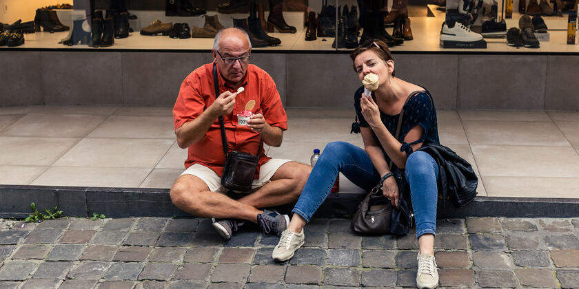 Menschen essen Eiscreme