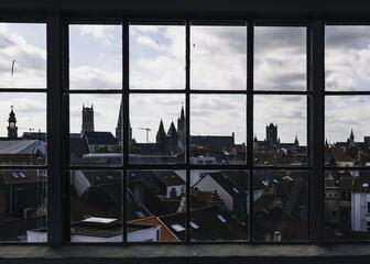 Panoramisch zicht van Gent met de torens in de verte.