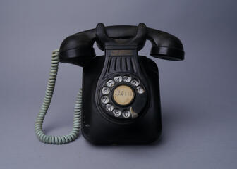 Bakelit-Telefonapparat mit Wählscheibe von Bell. Sammlung des Industriemuseums 