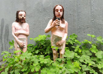 Estatuas de Adán y Eva en una acera de Gante